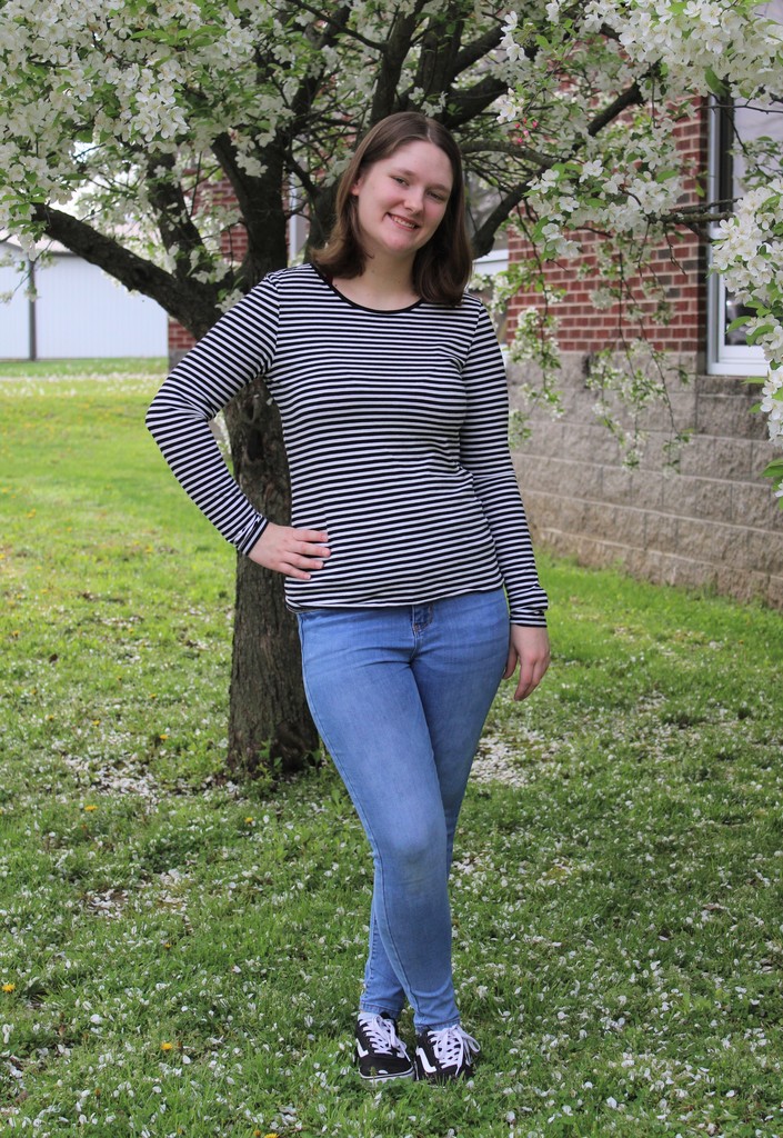 Senior girl picture in front of tree